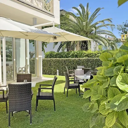 Pigalle Hotel *